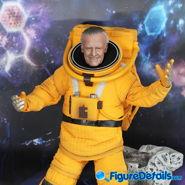 Hot Toys Stan Lee mms545 with Stand 360 Degree Review 4